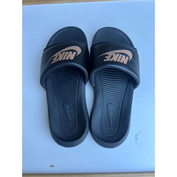Nike Slides Womens 10 Black Rosegold Spell Out Logo Slip On Pool Shower Sandals - Picture 4 of 6